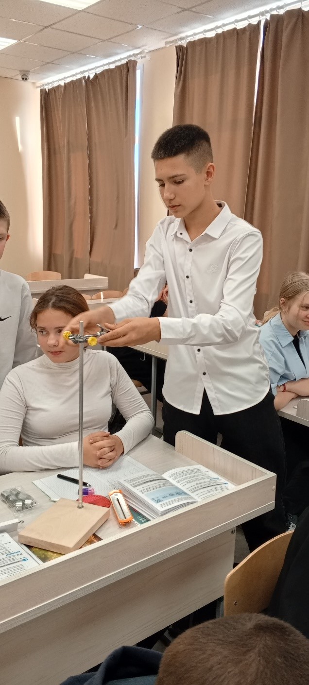 Изучение зависимости растяжения (деформации) пружины от приложенной силы.
