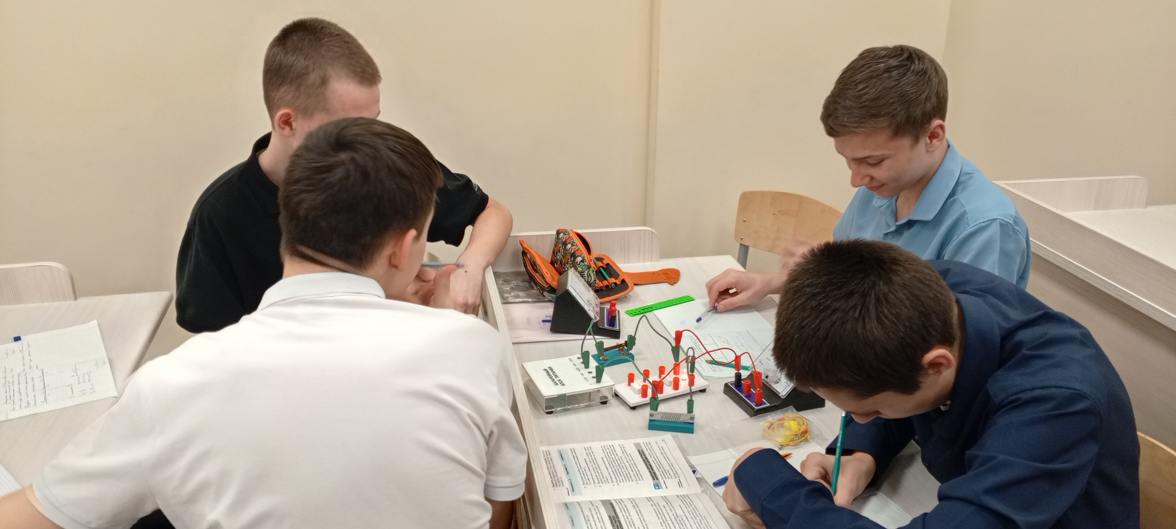 Лабораторная работа "Измерение и регулирование напряжения".